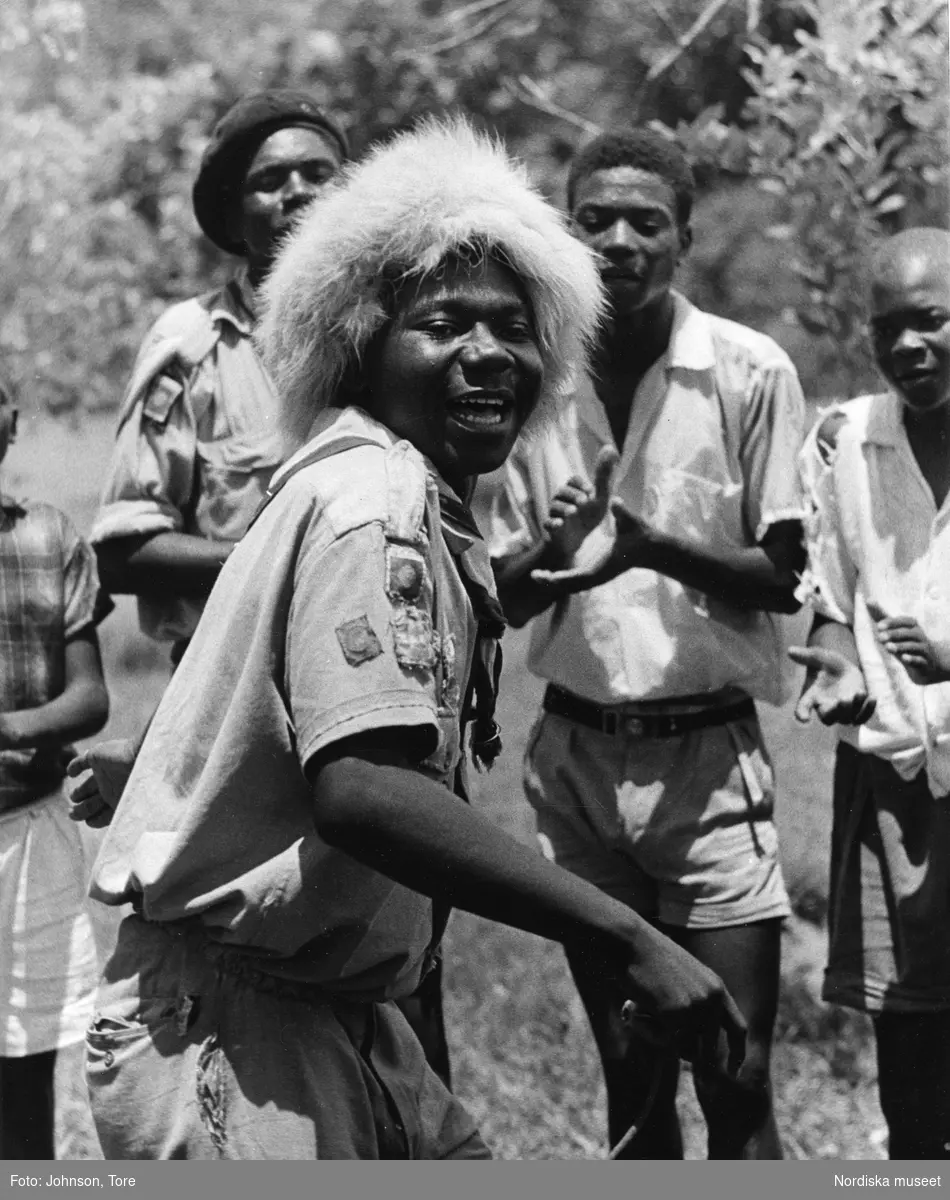 Kongo, republiken Syd-Kasai. En dansande man i pälsmössa.