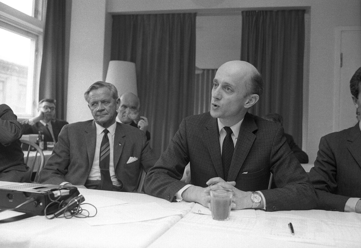 Kåre Willoch til høyre på pressekonferansen etter landsmøtet, da han trengte to valgomganger for å bli formann.  Til venstre Sjur Lindebrække.