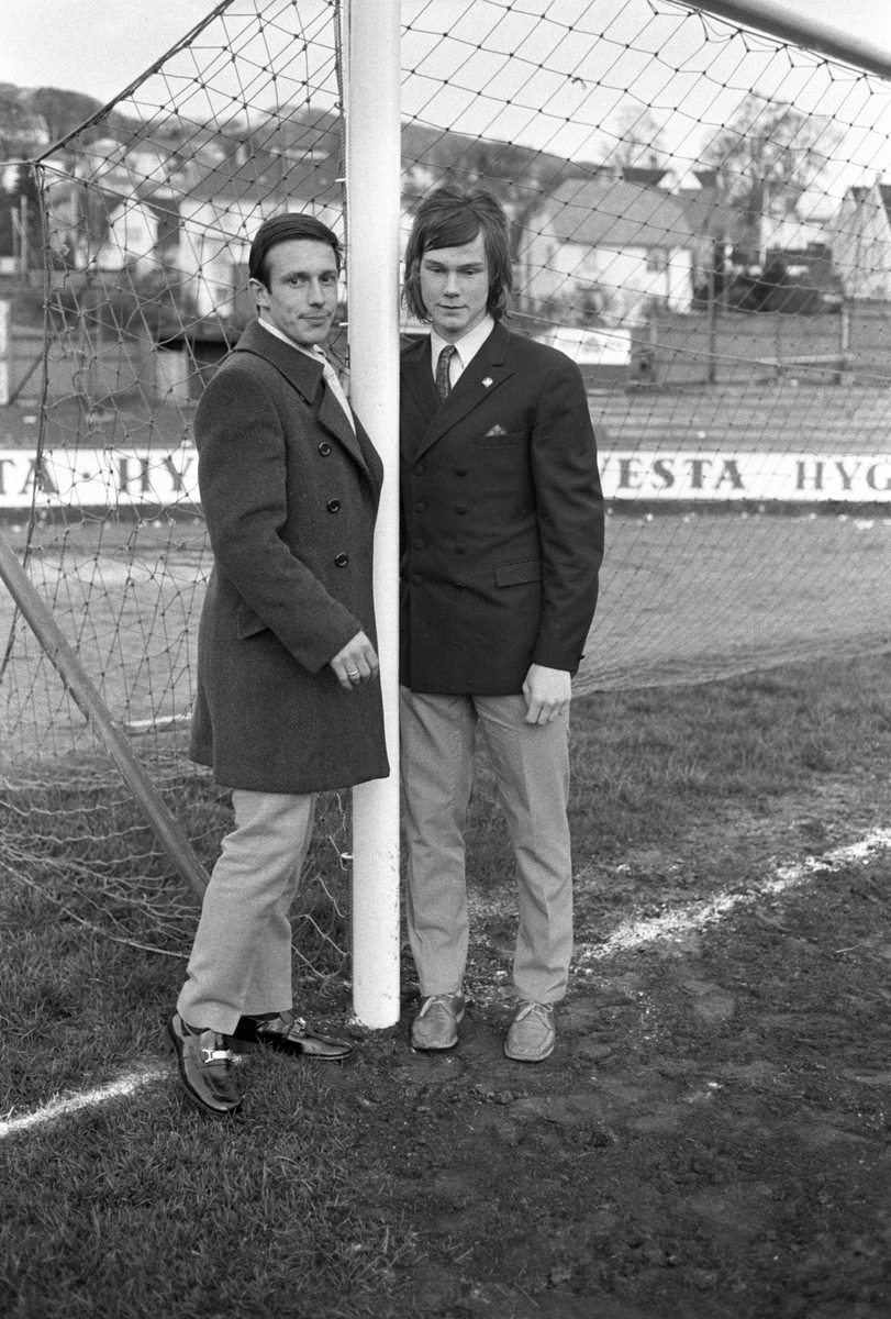 Fotballspillerne Roald "kniksen" Jensen (Brann) til venstre og Tor Henriksen (Strømsgodset) på Brann stadion i mai 1971.