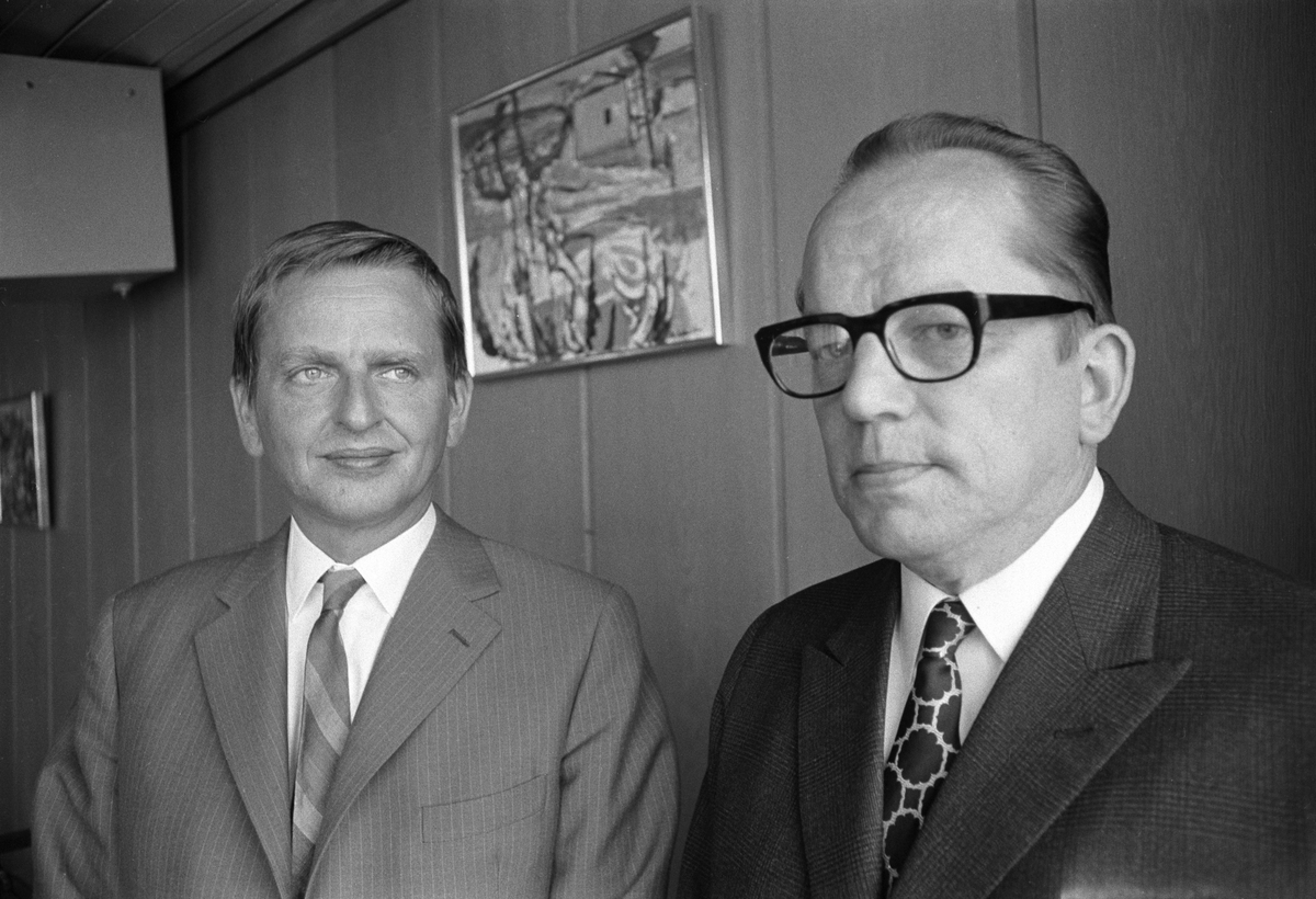 Sveriges statsminister Olof Palme til venstre og den finske statsminister Ahti Karjalainen fotografert på Fornebu i forbindelse med nordisk statsministermøte som ble arrangert i Trondheim.