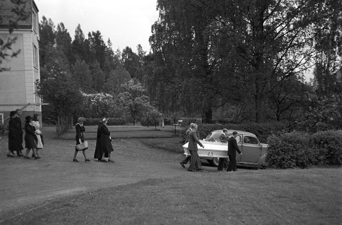 Sigrid Undset er død. Her bæres kisten ut fra Oppland Fylkessykehus i Lillehammer. Bilen er en Willys 1937-39.