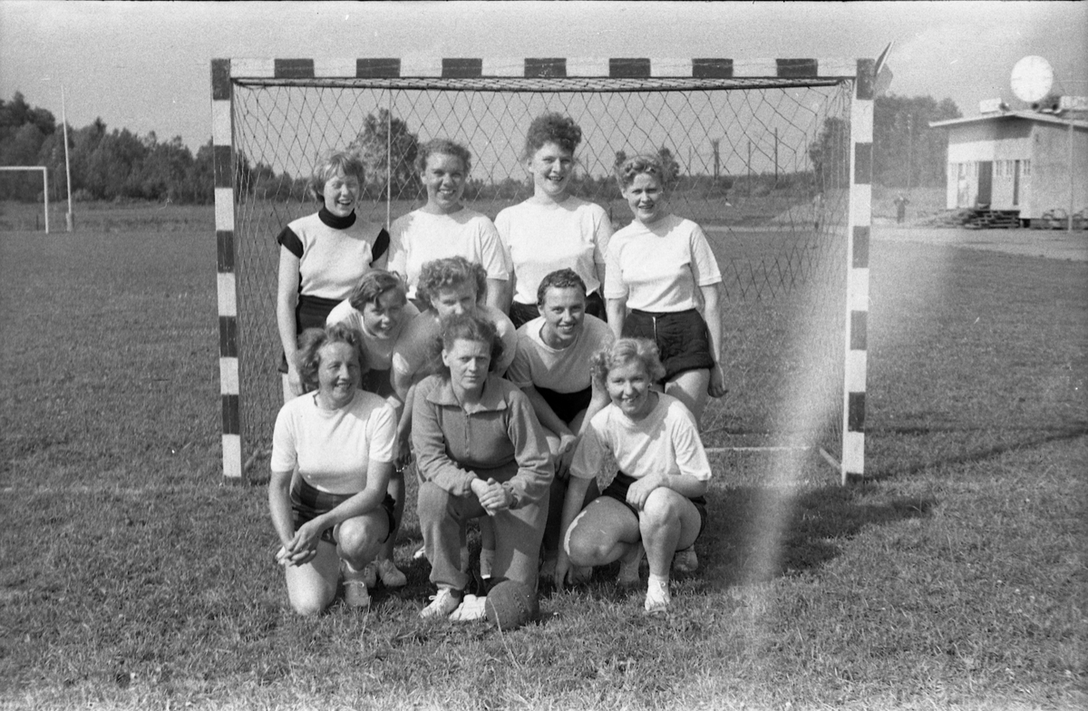 Tre bilder av Lillestrøm Sportsklubbs håndballag, damer, avbildet på Lillestrøm juni 1953. Bildet er tatt i forbindelse med en kamp mot Kraby IL. Ingen av spillerne er identifisert.