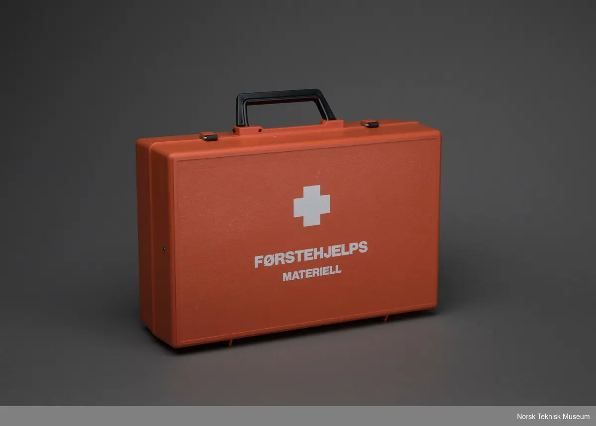 Førstehjelpskoffert som inneholder forskjellig førstehjelpsutstyr,