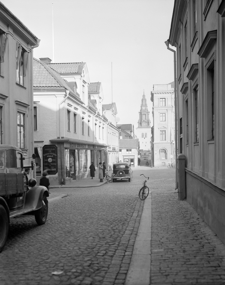 Vy från Domkyrkogatan mot Stora torget i Linköping. Till vänster Andersson & Beckmans affär. I fonden Sankt Larskyrkan. Tiden är 1930-tal.
