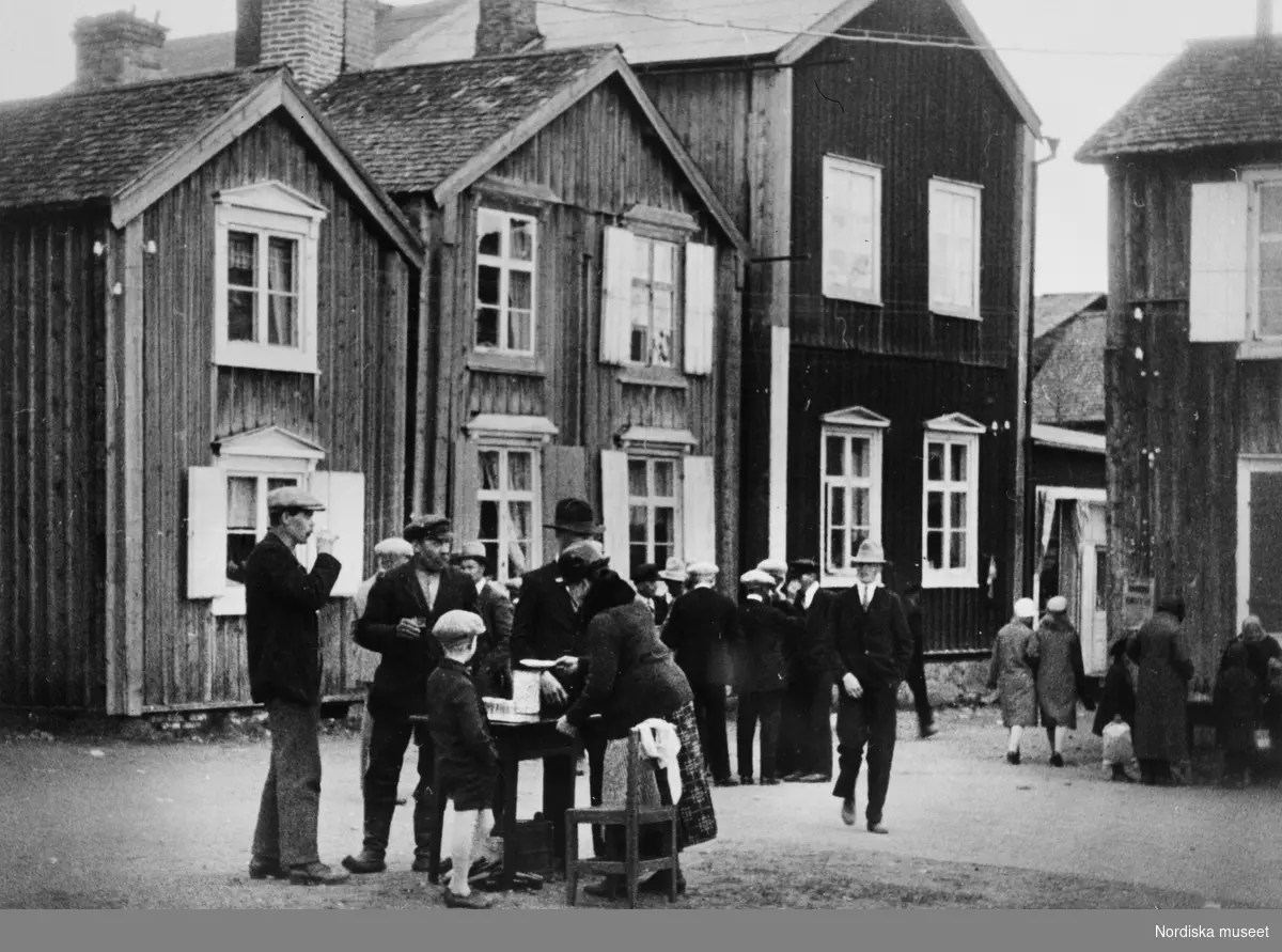 Gatuscen med karamellstånd vid kyrkhelg. Öjebyn 1928.