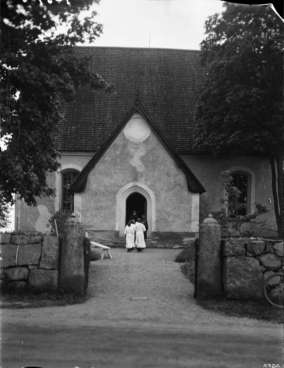 Konfirmander på väg in i Viksta kyrka, Viksta socken, Uppland 1935