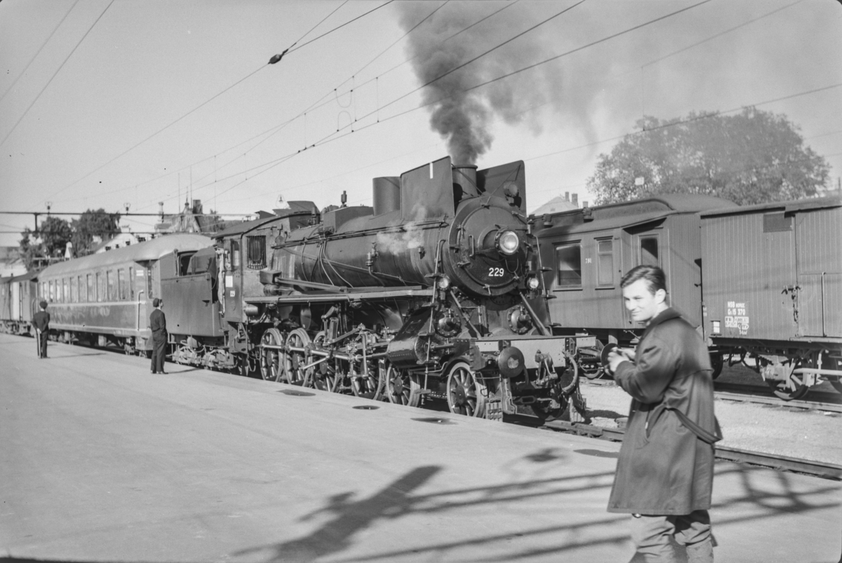 Persontog fra Oslo Ø til Trondheim over Røros, Pt. 301, på Hamar stasjon. Toget trekkes av damplokomotiv type 26b nr. 229.