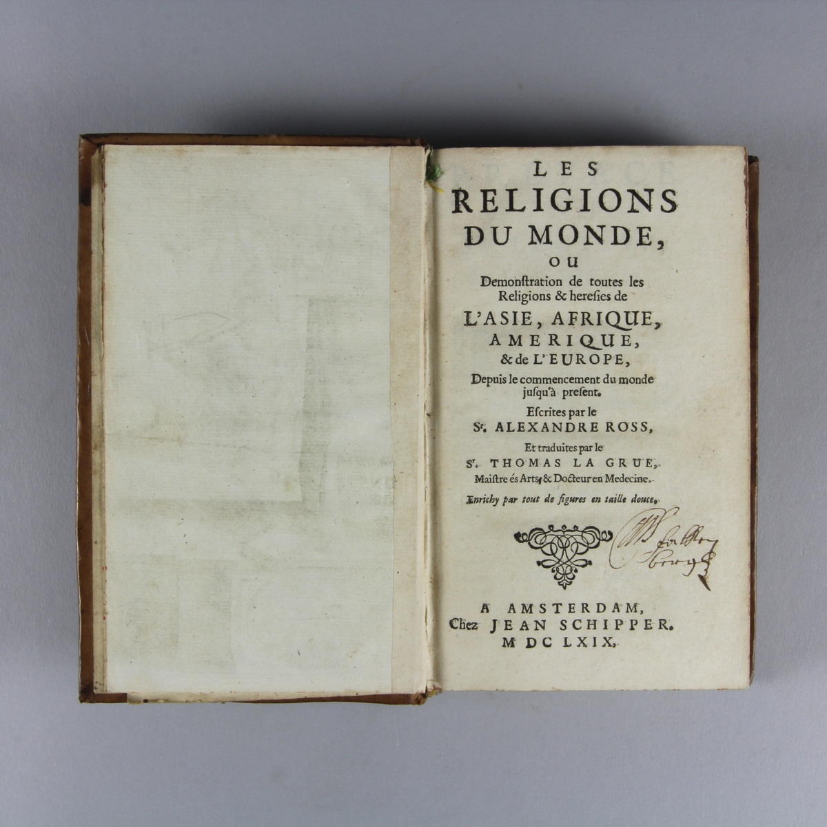 Bok, helfranskt band, "Les religions du monde", del 1. Skinnband med guldpräglad rygg i fem upphöjda bind, skuret rödstänkt snitt. Anteckning om inköp.