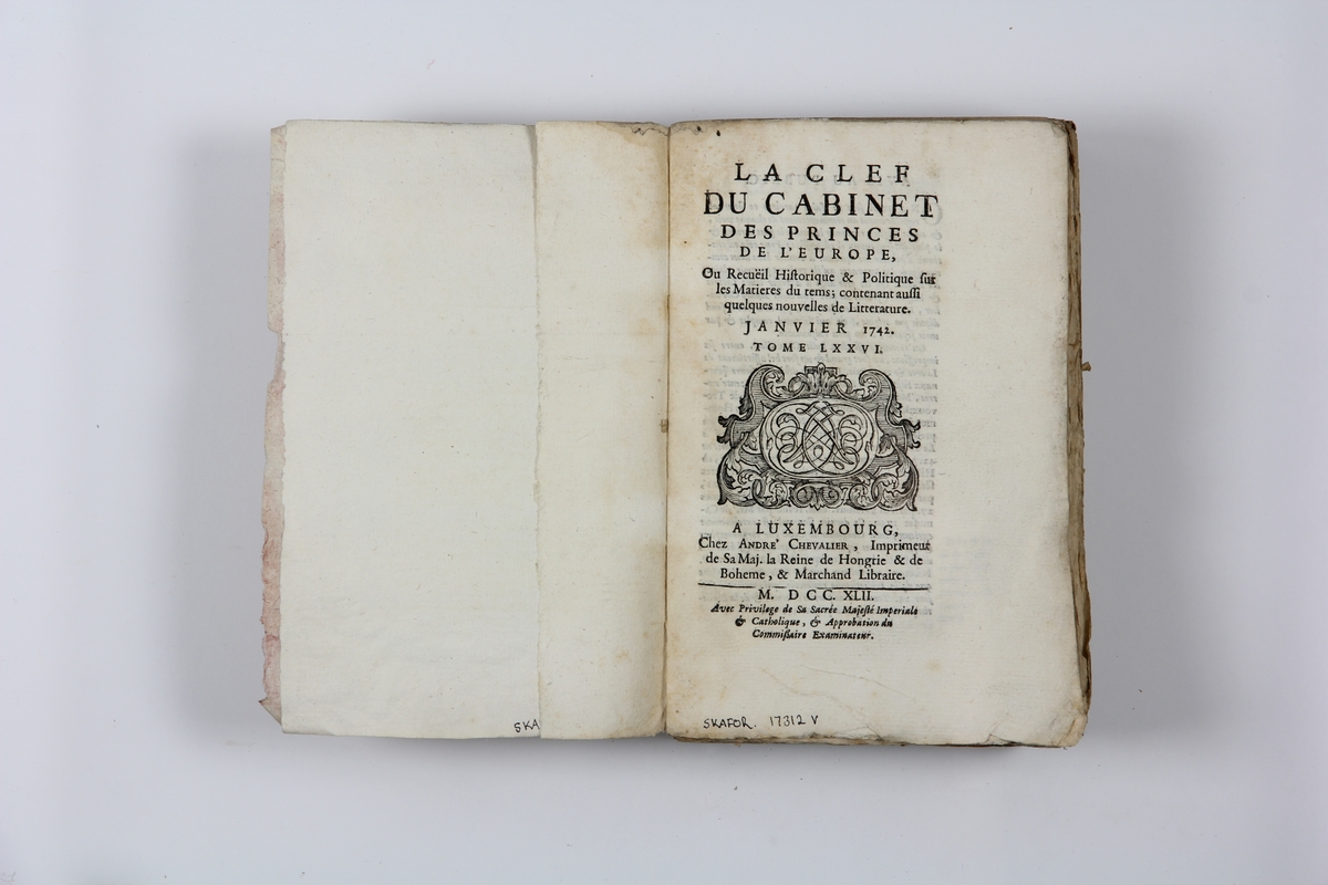 Bok, pappband "La clef du cabinet des princes de
 l´Europe", del 76, tryckt i Luxemburg 1742.
Marmorerat band med blekt och skadad rygg, påklistrade pappersetiketter med titel (oläslig) och volymens nummer.  Med skurna snitt.