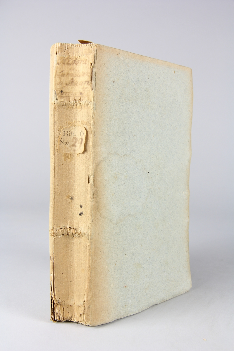 Bok "Histoire de la maison de Stuart sur le trône d'Angleterre", del 3, skriven av Hume, tryckt i London 1751.
Pärmar av gråblått papper, oskurna snitt. Blekt rygg med etikett med titel och samlingsnummer.