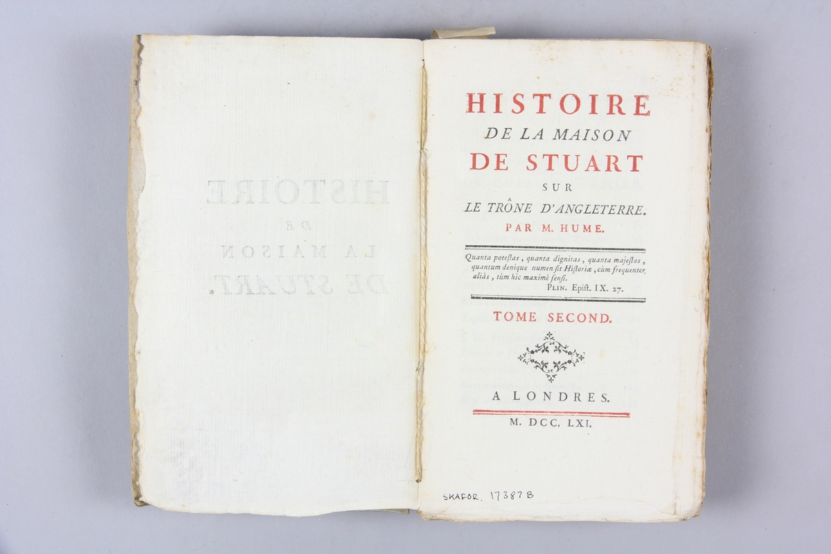 Bok "Histoire de la maison de Stuart sur le trône d'Angleterre", del 2, skriven av Hume, tryckt i London 1751.
Pärmar av gråblått papper ,oskurna snitt. Blekt rygg med etikett med titel och samlingsnummer.