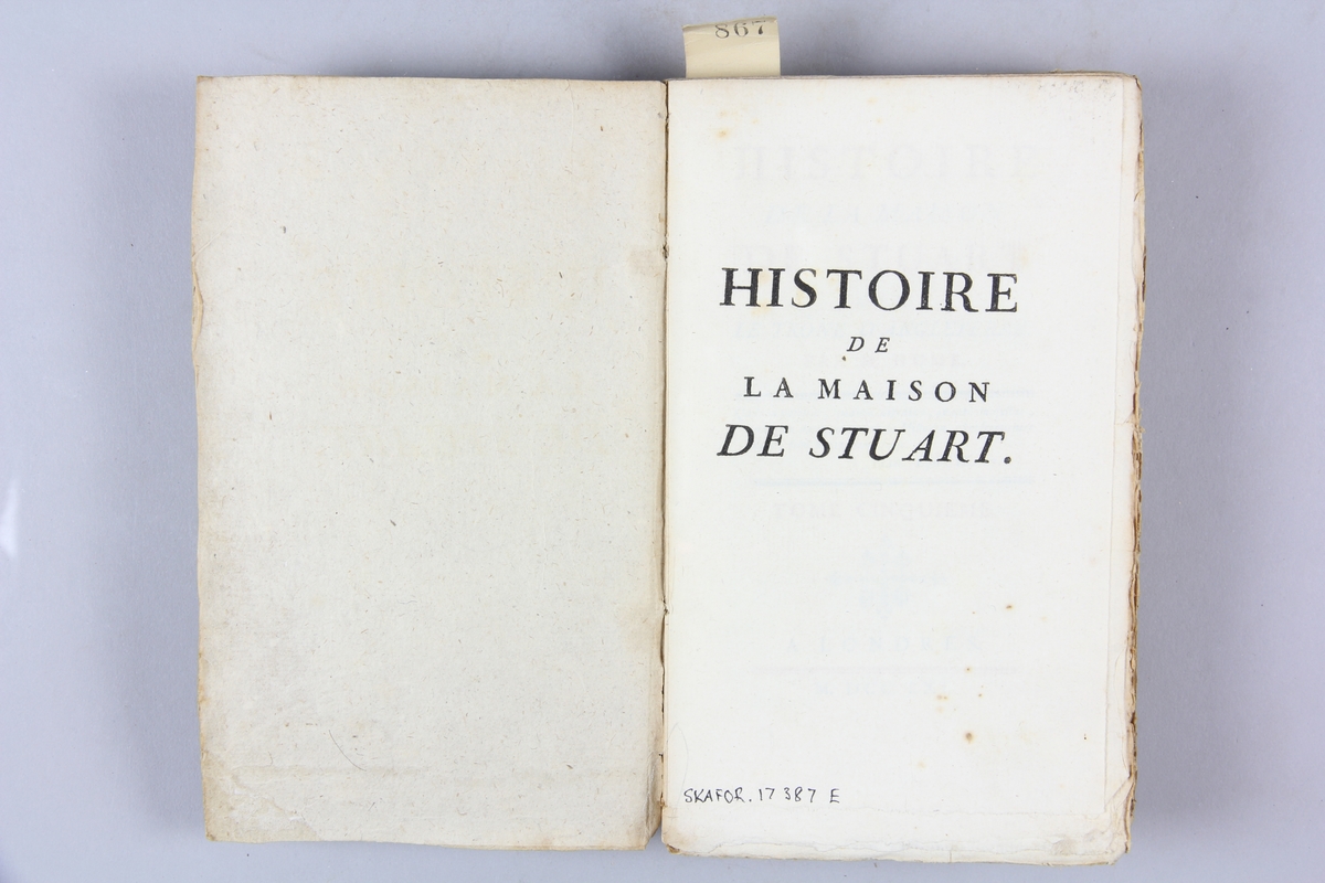 Bok "Histoire de la maison de Stuart sur le trône d'Angleterre", del 5, skriven av Hume, tryckt i London 1751.
Pärmar av gråblått papper, oskurna snitt. Blekt rygg med etikett med titel och samlingsnummer.