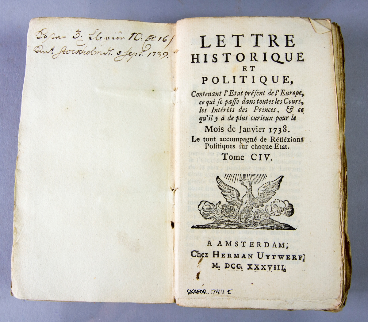 Bok, häftad, "Lettre historique et politique",  del 104, tryckt 1738 i Amsterdam. Pärmar av marmorerat papper, blekt rygg med påklistrade etiketter med titel och samlingsnummer. Oskuret snitt. Anteckning om inköp på pärmens insida.