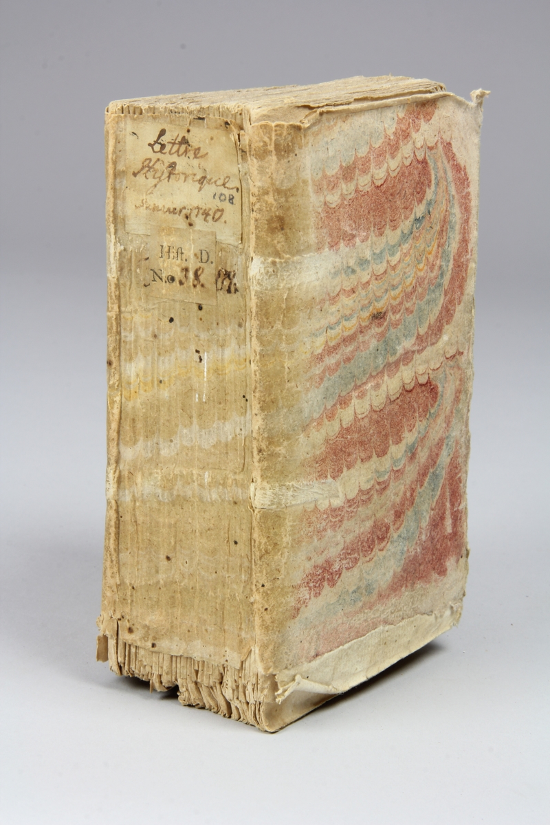 Bok, häftad, "Lettre historique et politique", del 108, tryckt 1741 i Amsterdam. Pärmar av marmorerat papper, blekt rygg med påklistrade etiketter med titel och samlingsnummer. Oskuret snitt.