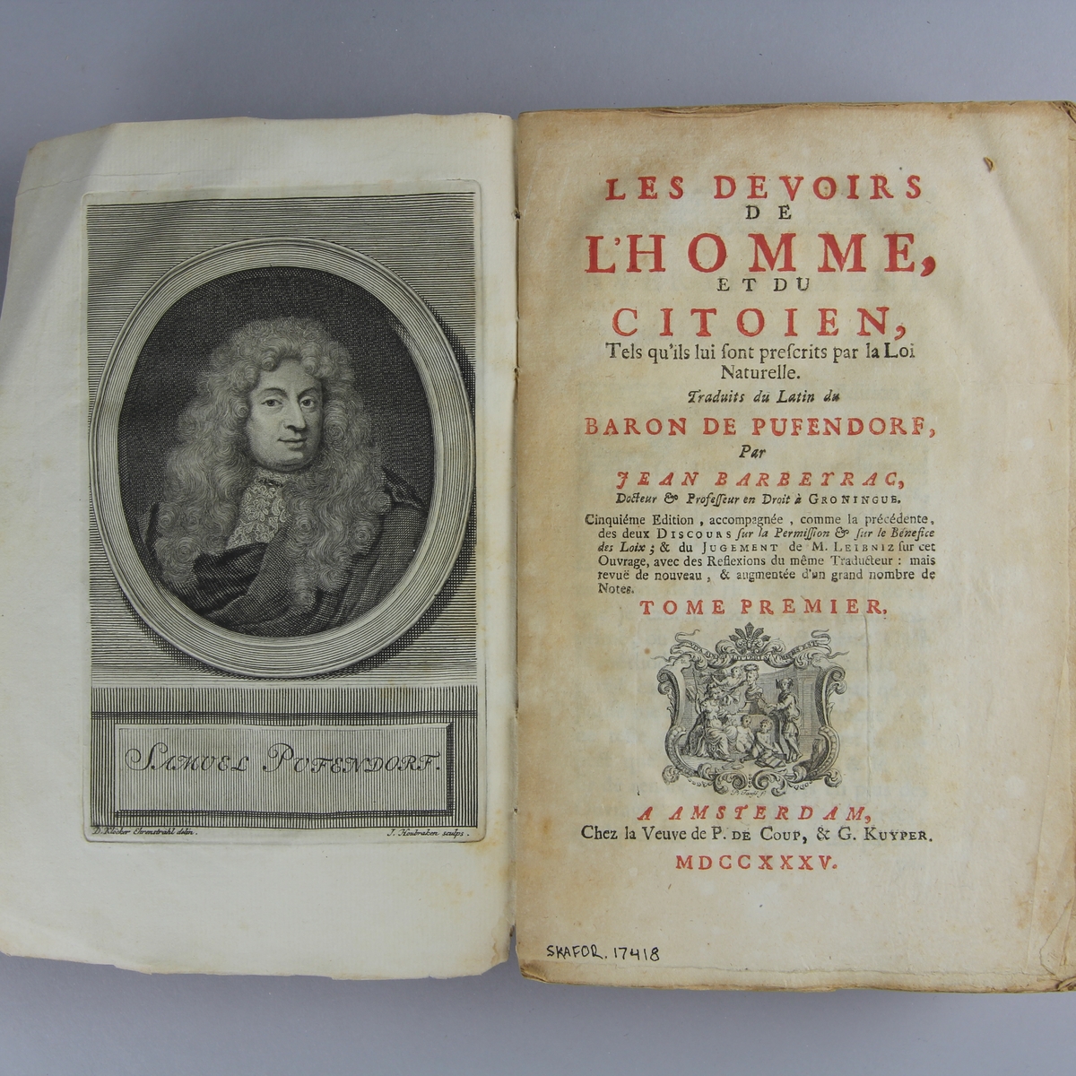 Bok, häftad "Les devoirs de l´ homme et du citoien" del 1. Pärmar av marmorerat papper, oskuret snitt, osprättad. Anteckning om inköp.