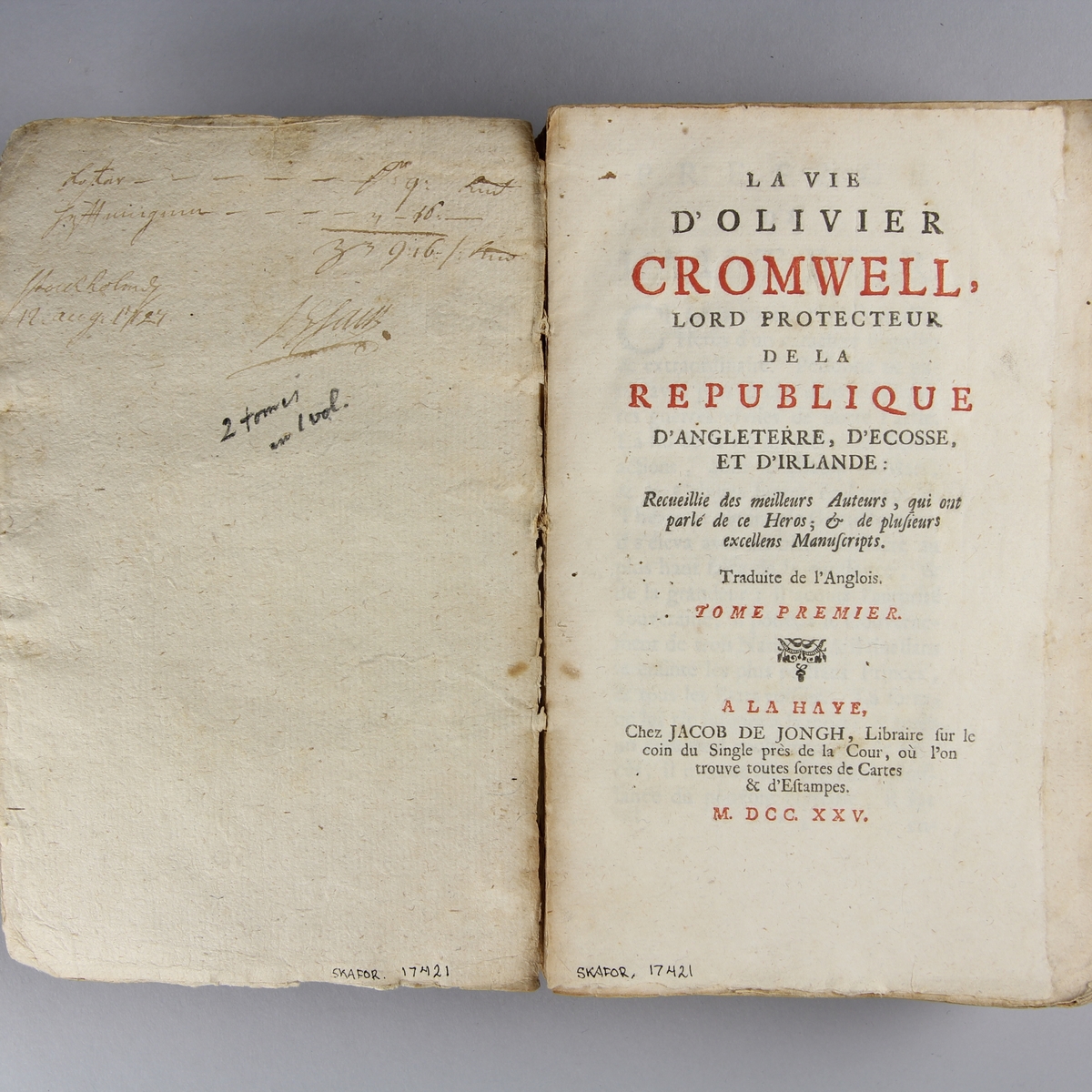 Bok, häftad, "La vie de Oliver Cromwell", del 1 och 2 i samma volym. Pärm av  marmorerat papper, oskuret snitt. Anteckning om inköp.
