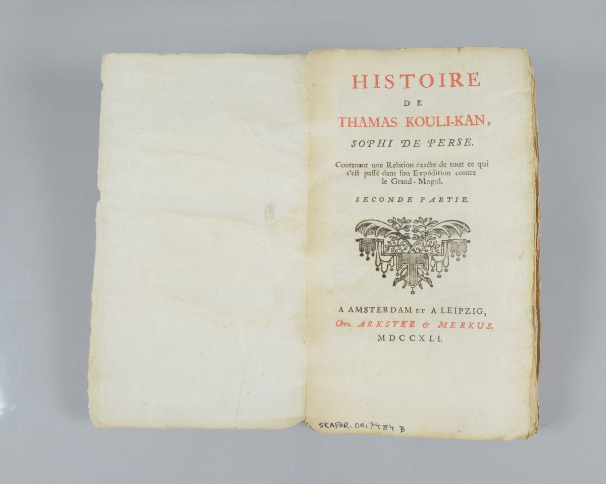 Bok, pappband, "Histoire de Thamas Kouli-Kan", del 2, 
tryckt 1741 i Amsterdam och Leipzig. Marmorerade pärmar, etiketter med bokens titel och nummer på ryggen och pärmens baksida. Oskuret snitt.