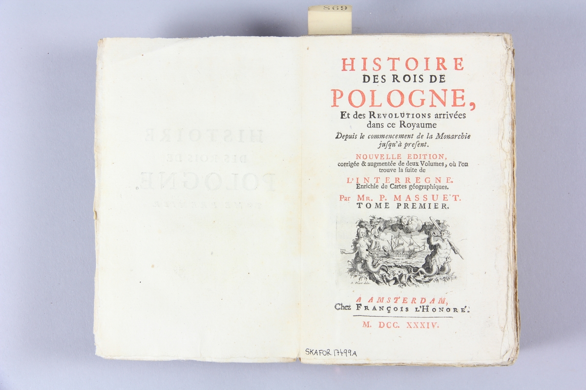 Bok, pappband, "Histoire des rois de Pologne", del 1, tryckt 1734 i Amsterdam. Pärm av marmorerat papper, blekt rygg med etiketter med bokens titel, närmast utplånad, och samlingsnummer. Oskuret snitt. Ej uppskuren. Med anteckning om inköp.