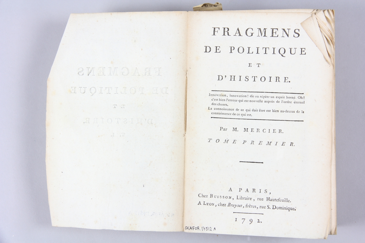 Bok, "Fragments de politique et d´histoire", del 1, tryckt 1792  i Paris. Pärmar av rödmönstrat papper med tryckt text ur annan bok. Skuret snitt. På ryggen tryckt etikett med volymens titel och samlingsnummer.