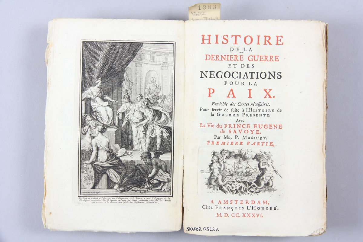 Bok, pappband, "Histoire de la derniere guerre", del 2, tryckt 1736 i Amsterdam. Marmorerade pärmar, blekt rygg med påklistrade etiketter, delvis oläsliga. Oskuret snitt, ej uppskuren. Med kartor.