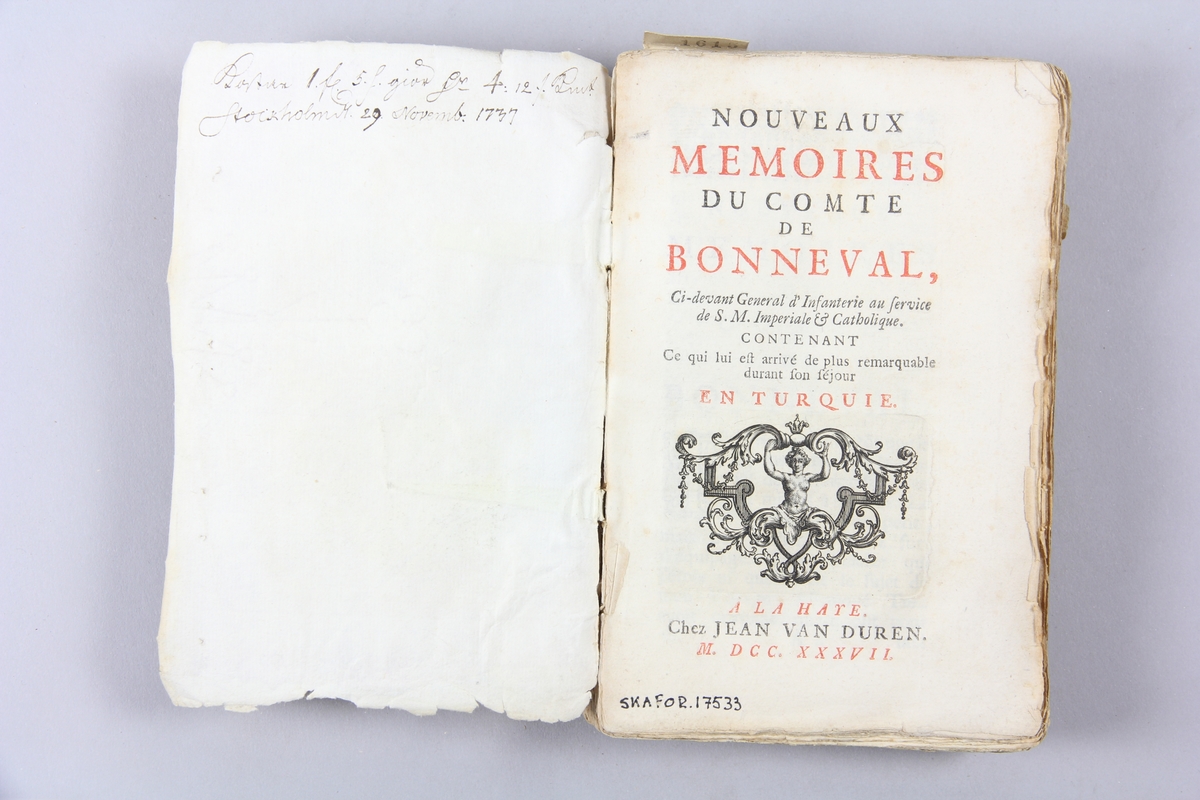 Bok, pappband, "Nouveaux mémoires du comte de Bonneval... en Turquie", del 1-2,  tryckt 1737 i Haag. Marmorerade pärmar,  blekt rygg med påklistrade etiketter, delvis oläsliga. Oskuret snitt. Påskrift om inköpspris på pärmens insida.