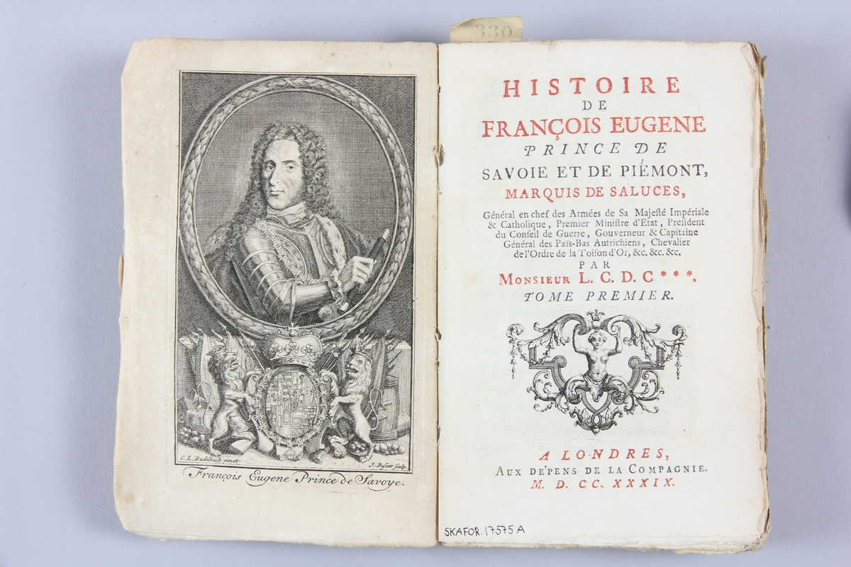 Bok, häftad, "Histoire de François Eugene", del 1, tryckt 1739 i London.
Pärmen av marmorerat papper, oskuret snitt. På ryggen etikett med  titel och samlingsnummer. Anteckning om inköp.