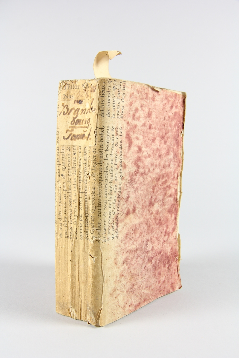 Bok, häftad "Mémoires pour servir a l´histoire", del 1, tryckt 1791 i Paris.
Pärmen av rödmarmorerat papper med tryckt text. På ryggen  etikett med titel och samlingsnummer. Skuret snitt.