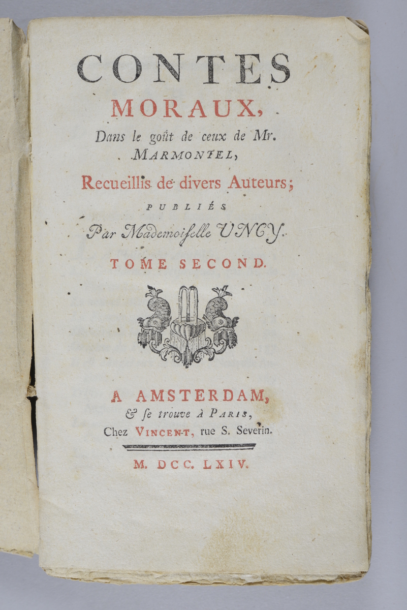Bok, häftad, "Contes moraux", del 2, skriven av Marmontel, tryckt 1764 i Amsterdam.
Pärm av gråblått papper, oskuret snitt. Blekt rygg med pappersetikett med volymens namn och samlingsnummer.