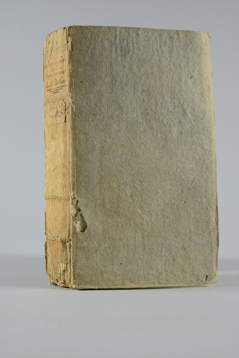 Bok, pappband,"La jardiniére de Vincennes", del 1-2,  tryckt 1757 i London.
Pärm av gråblått papper, oskuret snitt. På ryggen pappersetikett med volymens namn och nummer. Ryggen blekt. Anteckning om inköp på pämens insida.