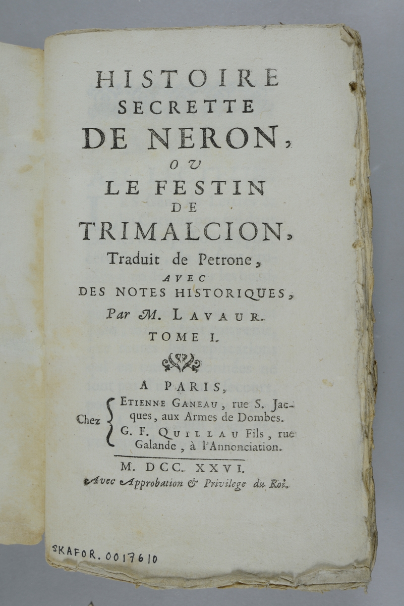 Bok, pappband,"Histoire sècrette de Neron, ou le festin de Trimalcion", del 1-2, tryckt 1726 i Paris.
Pärmen klädd med marmorerat papper, oskuret snitt. På ryggen pappersetikett med volymens namn och nummer. Ryggen blekt.