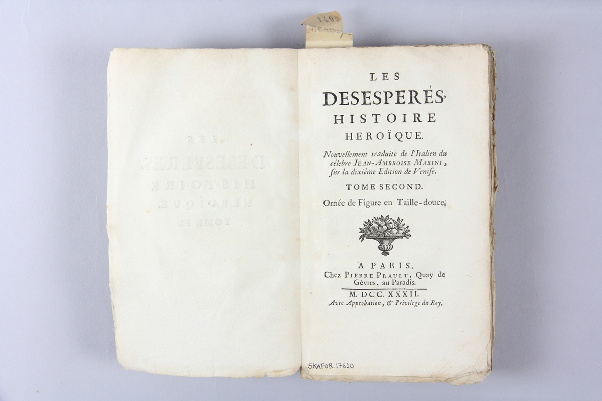 Bok, häftad, "Les desesperées", del 2, översatt av J. A. Marini, tryckt 1732 i Paris. Pärmar av marmorerat papper, blekt rygg med etikett med bokens  samlingsnummer. Oskuret snitt. Illustrerad med kopparstick.