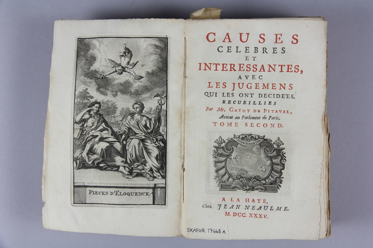 Bok, häftad, "Causes celèbres et interessantes", del 2, tryckt 1735 i Haag.
Pärm av marmorerat papper, oskuret snitt. Blekt rygg med pappersetikett med volymens namn, oläsligt, och samlingsnummer.