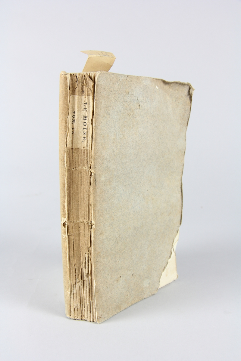 Bok, häftad, "Le moine", del 2, tryckt i Paris 1797.
Pärmar av gråblått papper, skurna snitt. På ryggen tryckt etikett med volymens namn och nummer.