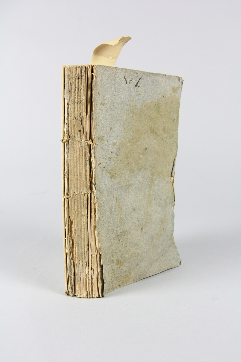 Bok, häftad, "Aventurier françois, ou Mémoires de Grégoire Merveil", del 1, tryckt i London 1784.
Pärmar av gråblått papper, skurna snitt. Ryggen blekt och skadad, bakre pärm saknas. På framsidan märkt med bläck "No 2".