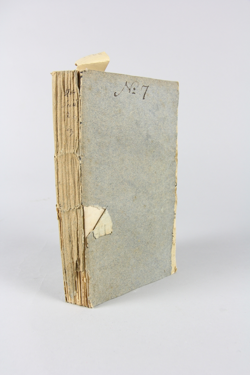 Bok, häftad, "Aventurier françois, ou Mémoires de Grégoire Merveil", seconde suite, del 3, tryckt i London 1786.
Pärmar av gråblått papper, skurna snitt. Ryggen blekt och skadad. På framsidan märkt med bläck "No 7".