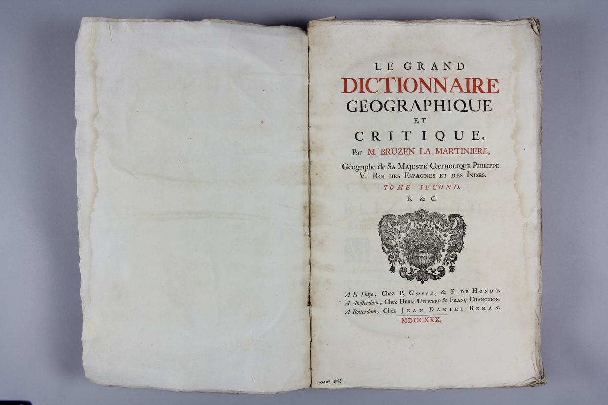 Bok, häftad "Le grand dictionnaire géographique et critique" del 2, B-C. Pärmar av marmorerat papper, blekt och skadad rygg. Oskuret snitt.