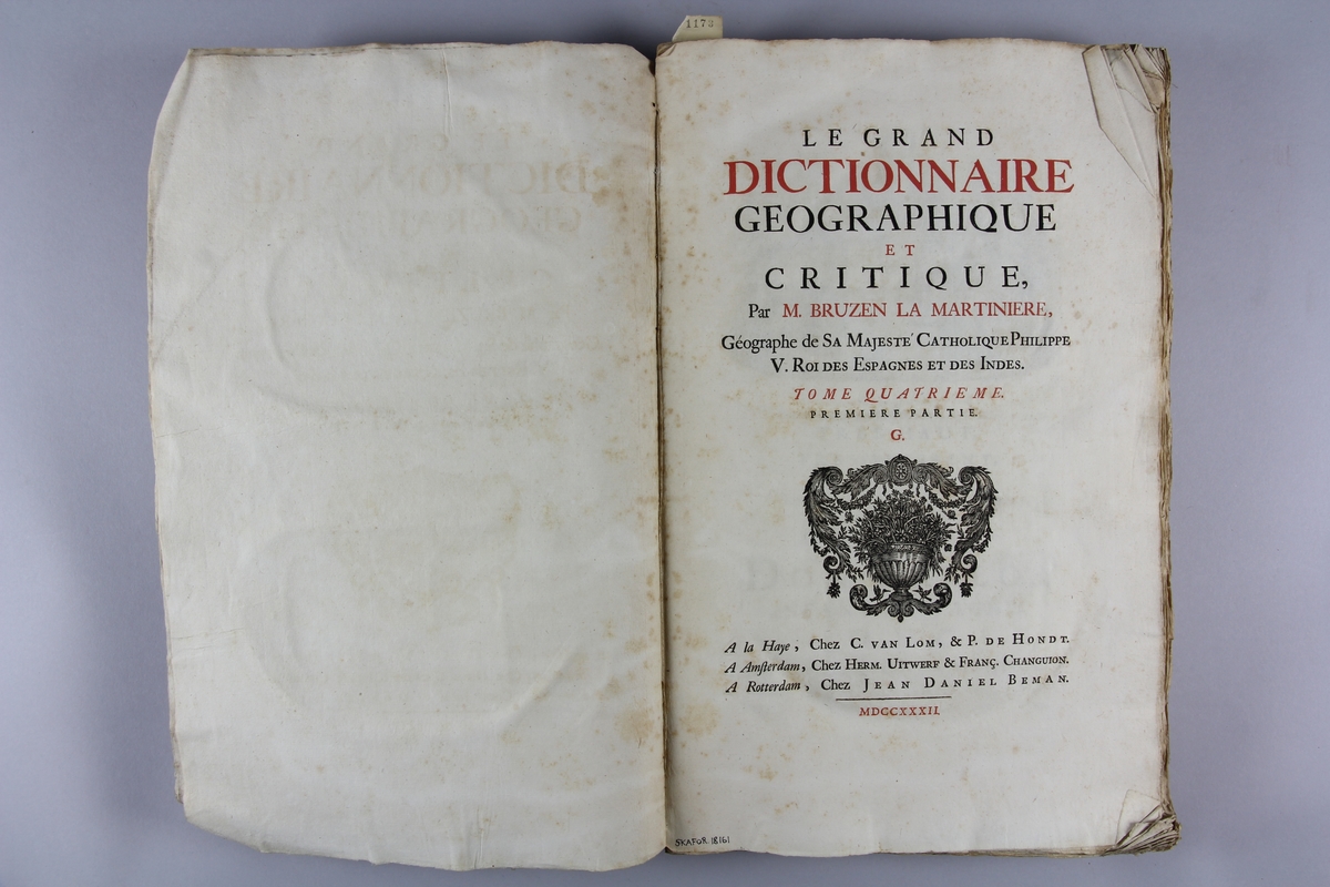 Bok, häftad "Le grand dictionnaire géographique et critique" del 4:1, G. Pärmar av marmorerat papper, blekt och skadad rygg. Oskuret snitt. Anteckning om inköp.
