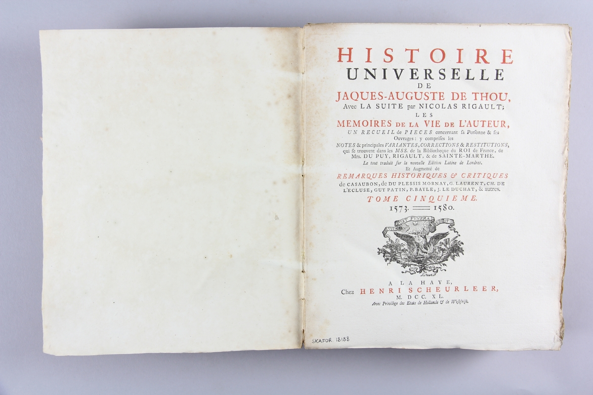 Bok, häftad "Histoire universelle" del 5. Pärmar av marmorerat papper, blekt och skadad rygg. Etikett med samlingsnummer.