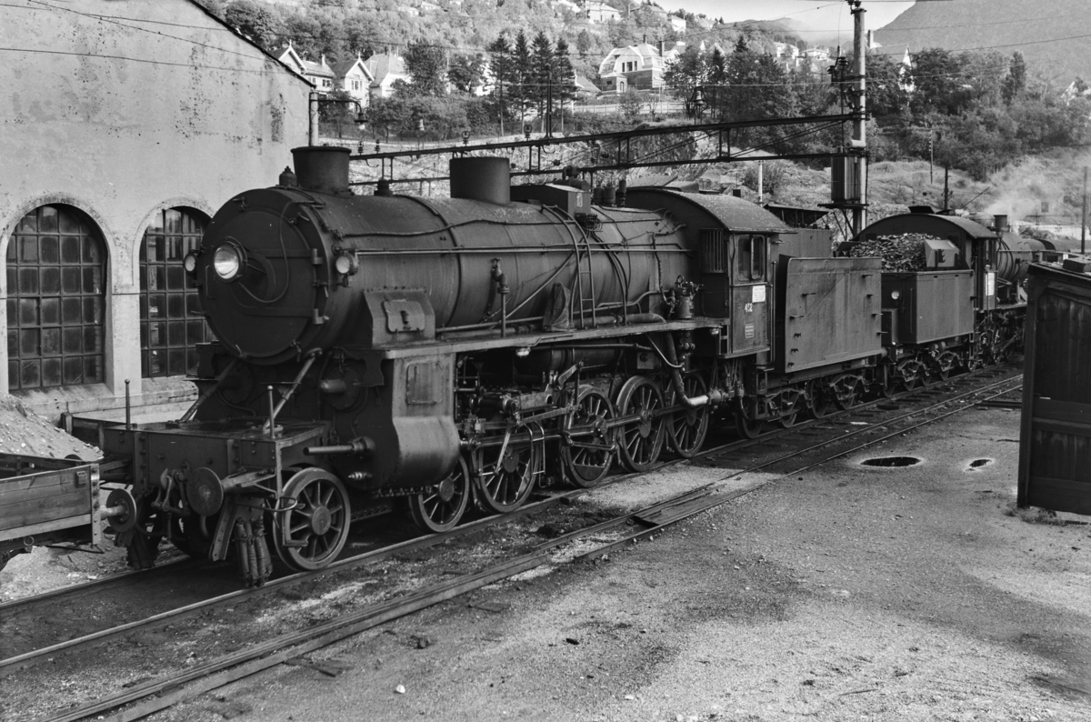 Damplokomotiv type 31b nr. 452 ved lokomotivstallen i Bergen.