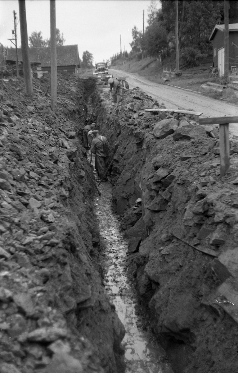 Trolig grøftegraving fra anleggsarbeide for Skreia Vannverk september 1953. Mennene er ikke identifisert.