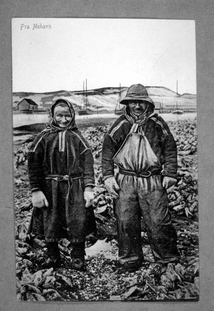 Kvinne og mann. Fiskearbeidere i sameklær. Prospektkort fra Mehamn.