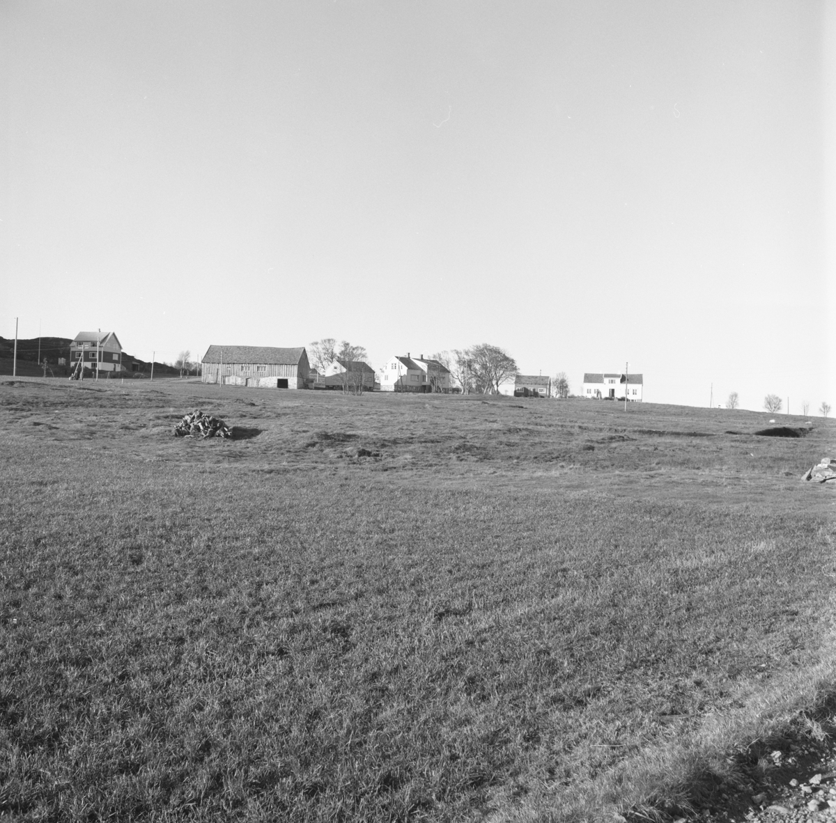 Prospektfotografier av et gardsanlegg på Valderøy.