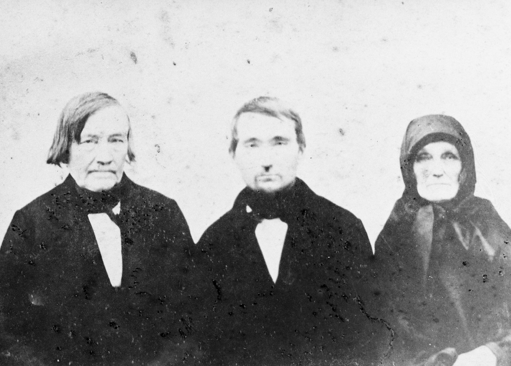 Bonde Eivind Gunnarson Hognestad (1797 - 1876) og kona Rakel Helena Helgesdtr. f. Reve frå Nese i Klepp (1799 - 1872). I midten sonen Gabriel Hognestad (1830 - 1892). Han var ikkje gift.