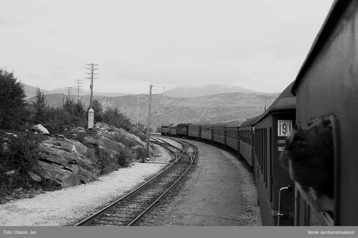 Nattoget fra Trondheim til Bodø, hurtigtog 455, på Lønsdal stasjon. Toget trekkes av diesellokomotiv type Di 3.