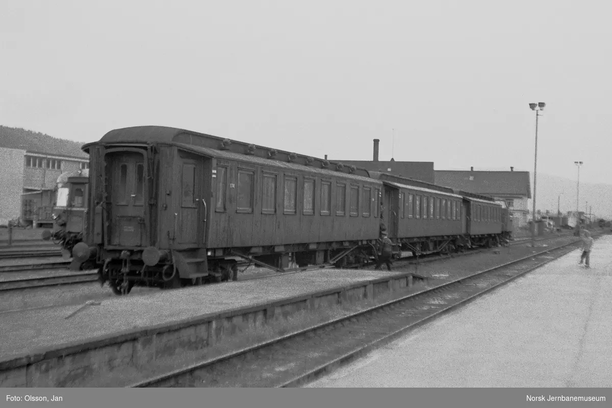 Forsterkningsvogner til togene på Nordlandsbanen. Nærmest personvogn litra Bo2b type 2 nr. 174.
