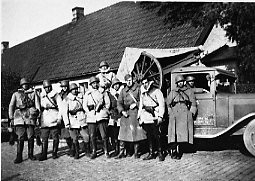 Soldater vid lastbil, A 6. Skånemanövern, Kävlinge.