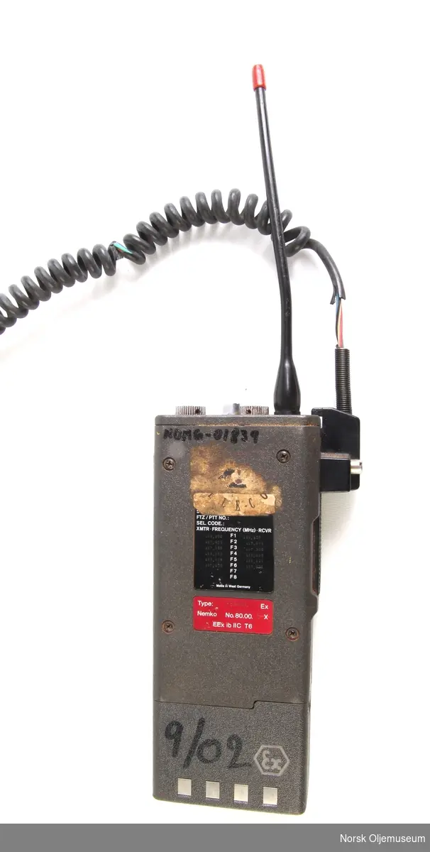Walkie talkie, med antenne, 3 knapper og 1 svar-mekanisme.
Radioen har et etui og avtagbart batteri som sitter fast. 

Det finnes dubletter og tilleggsutstyr.