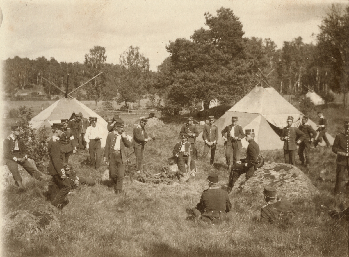 Gruppbild med soldater från Göta livgarde I 2 framför tältläger.