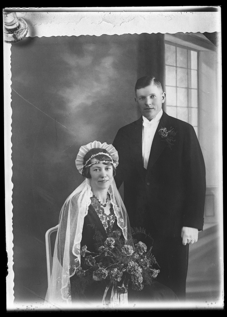 Reprofotografi av en bröllopsbild. I fotografens egna anteckningar står det "...rep. för O. Pettersson", tolkat som Olle Pettersson.