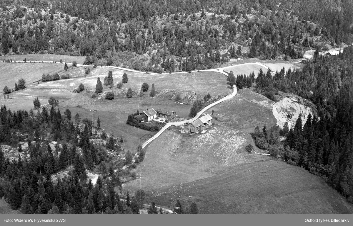 Skråfoto av gården Greaker lille i Rakkestad, juni 1953.